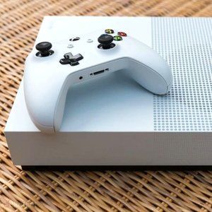 **BARELY USED** Microsoft Xbox One S 1TB Console White USED